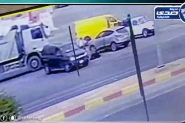 زوج يلقي زوجته من السيارة ويدهسها في خميس مشيط (فيديو)